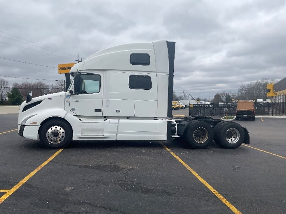 Sleeper Tractor-Heavy Duty Tractors-Volvo-2022-VNL64860-Akron-OH-490,474\n\t\tmiles-$ 75,000 - Image 4