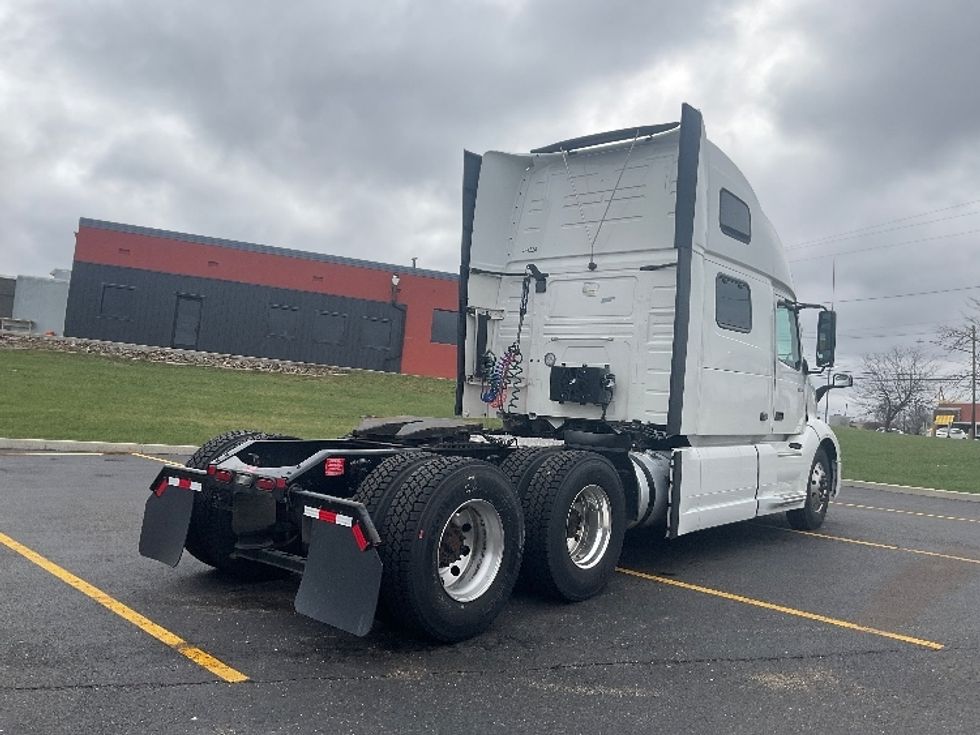 Sleeper Tractor-Heavy Duty Tractors-Volvo-2022-VNL64860-Akron-OH-490,474\n\t\tmiles-$ 75,000 - Image 7