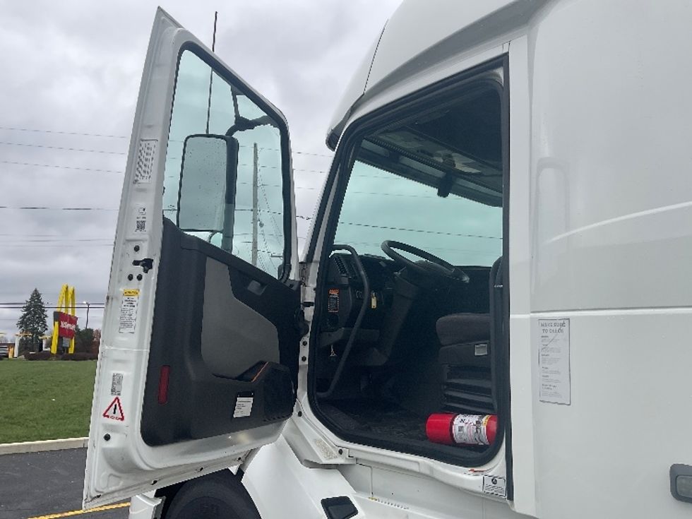 Sleeper Tractor-Heavy Duty Tractors-Volvo-2022-VNL64860-Akron-OH-490,474\n\t\tmiles-$ 75,000 - Image 9