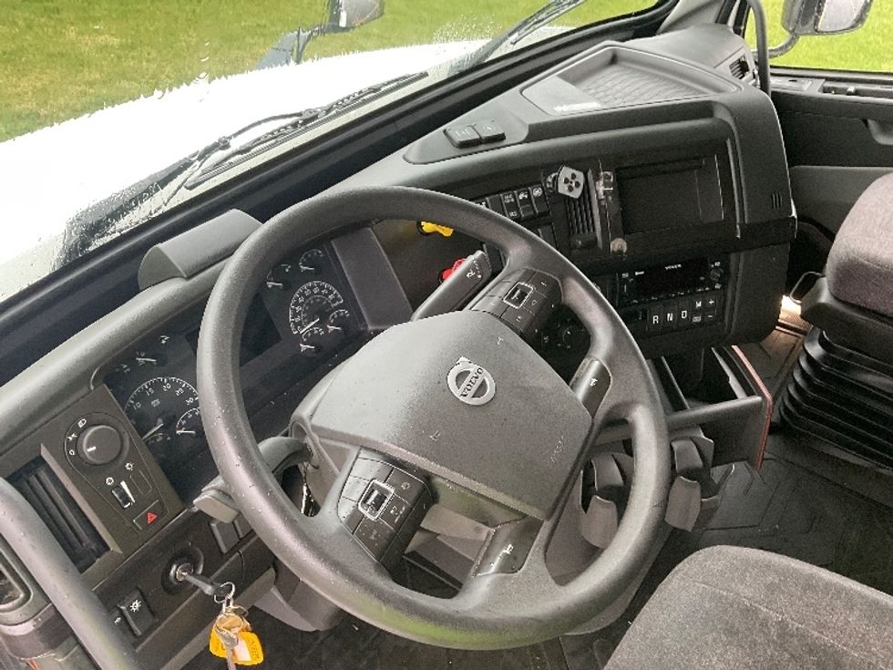Sleeper Tractor-Heavy Duty Tractors-Volvo-2022-VNL64860-Akron-OH-498,163\n\t\tmiles-$ 75,250 - Image 10