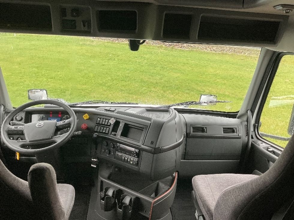 Sleeper Tractor-Heavy Duty Tractors-Volvo-2022-VNL64860-Akron-OH-498,163\n\t\tmiles-$ 75,250 - Image 12