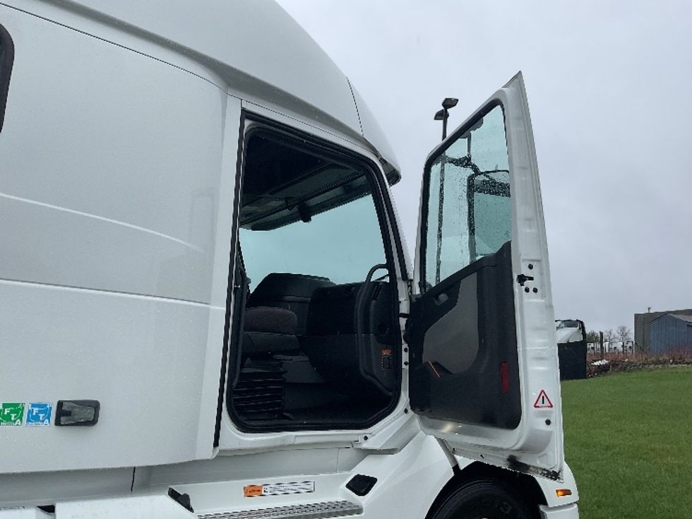 Sleeper Tractor-Heavy Duty Tractors-Volvo-2022-VNL64860-Akron-OH-498,163\n\t\tmiles-$ 75,250 - Image 13