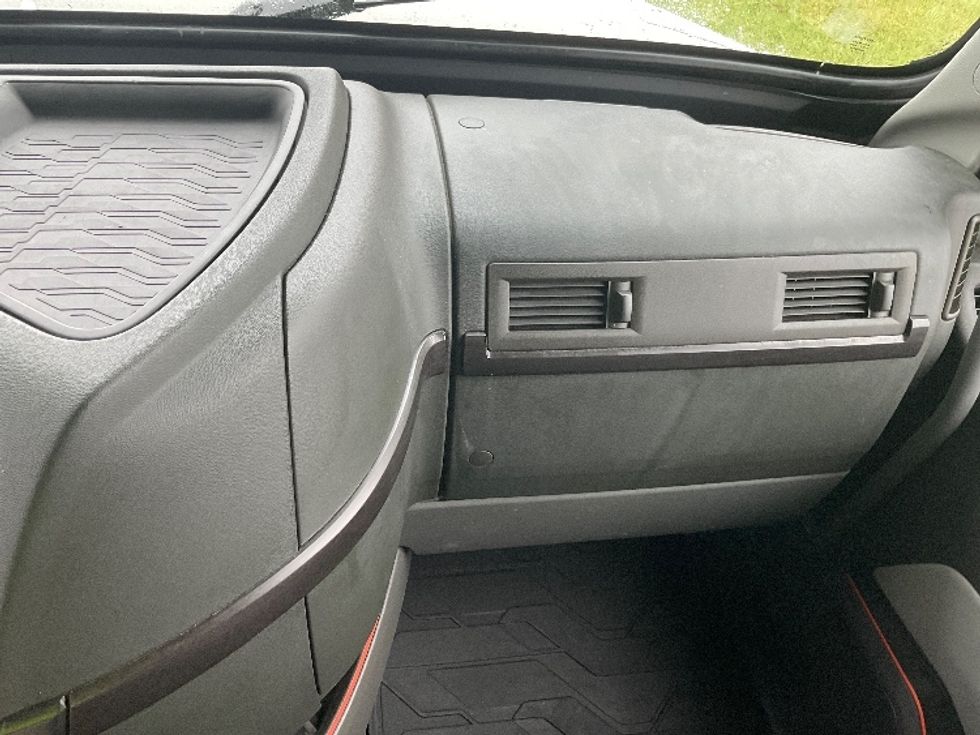 Sleeper Tractor-Heavy Duty Tractors-Volvo-2022-VNL64860-Akron-OH-498,163\n\t\tmiles-$ 75,250 - Image 14