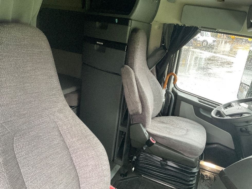 Sleeper Tractor-Heavy Duty Tractors-Volvo-2022-VNL64860-Akron-OH-498,163\n\t\tmiles-$ 75,250 - Image 15