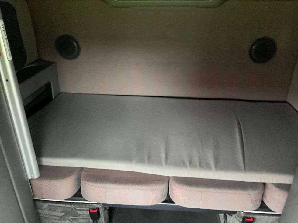 Sleeper Tractor-Heavy Duty Tractors-Volvo-2022-VNL64860-Akron-OH-498,163\n\t\tmiles-$ 75,250 - Image 16