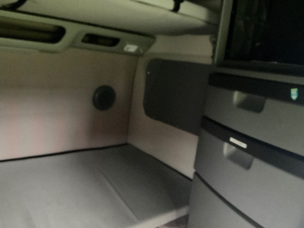 Sleeper Tractor-Heavy Duty Tractors-Volvo-2022-VNL64860-Akron-OH-498,163\n\t\tmiles-$ 75,250 - Image 17