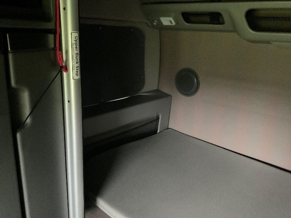 Sleeper Tractor-Heavy Duty Tractors-Volvo-2022-VNL64860-Akron-OH-498,163\n\t\tmiles-$ 75,250 - Image 18