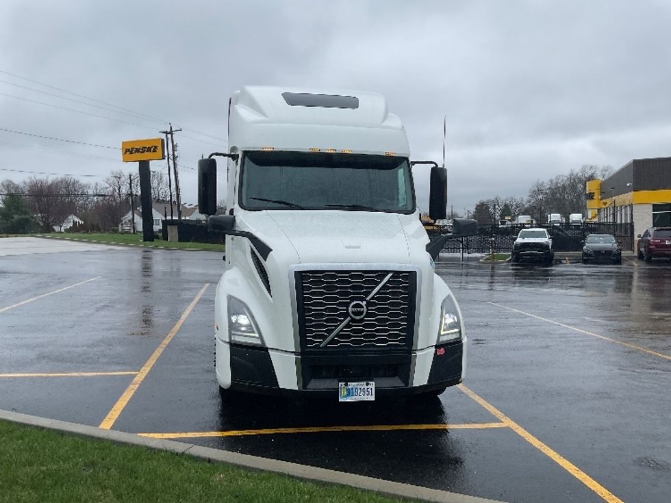 Sleeper Tractor-Heavy Duty Tractors-Volvo-2022-VNL64860-Akron-OH-498,163\n\t\tmiles-$ 75,250 - Image 2