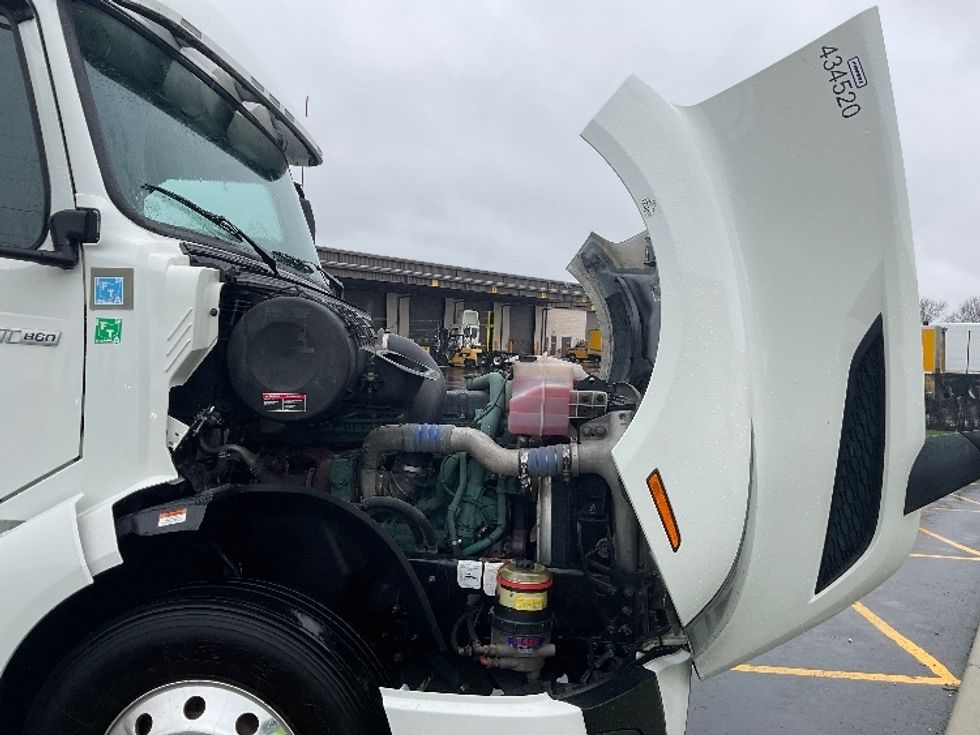 Sleeper Tractor-Heavy Duty Tractors-Volvo-2022-VNL64860-Akron-OH-498,163\n\t\tmiles-$ 75,250 - Image 20