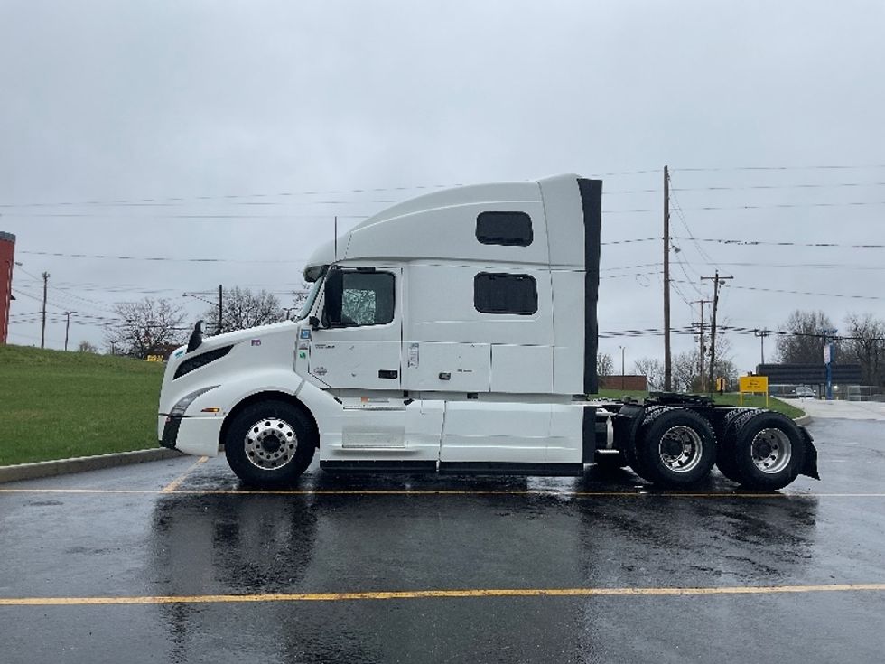 Sleeper Tractor-Heavy Duty Tractors-Volvo-2022-VNL64860-Akron-OH-498,163\n\t\tmiles-$ 75,250 - Image 4