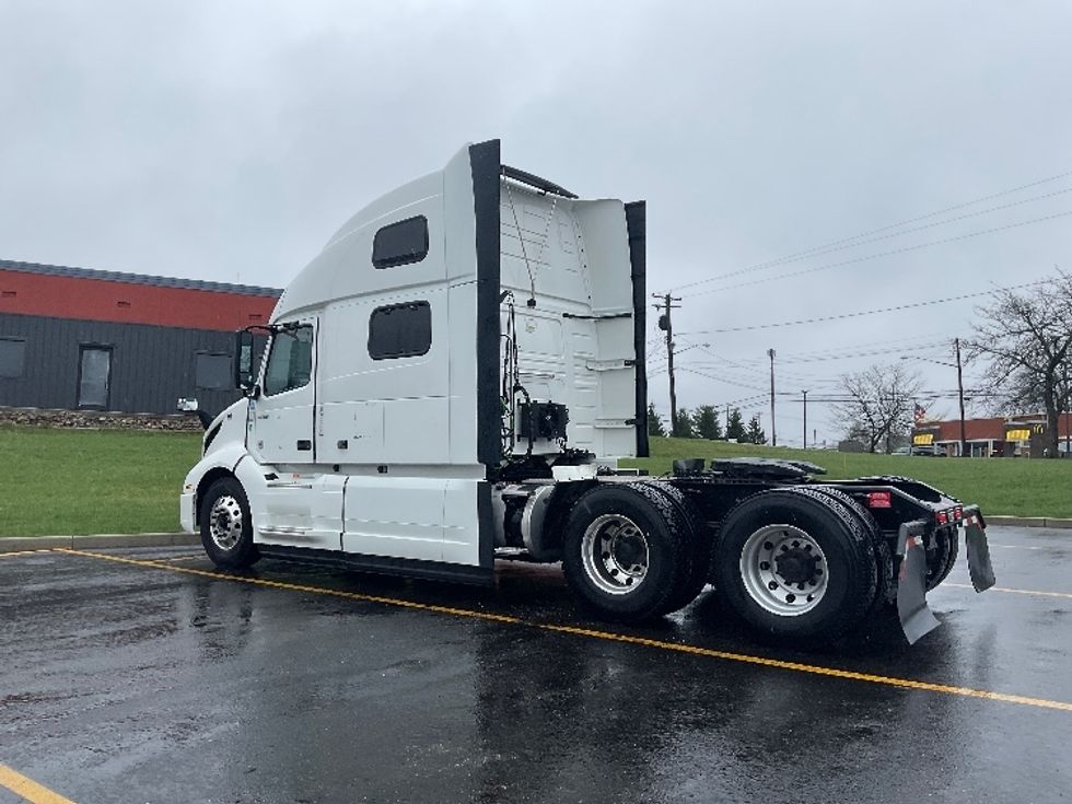 Sleeper Tractor-Heavy Duty Tractors-Volvo-2022-VNL64860-Akron-OH-498,163\n\t\tmiles-$ 75,250 - Image 5