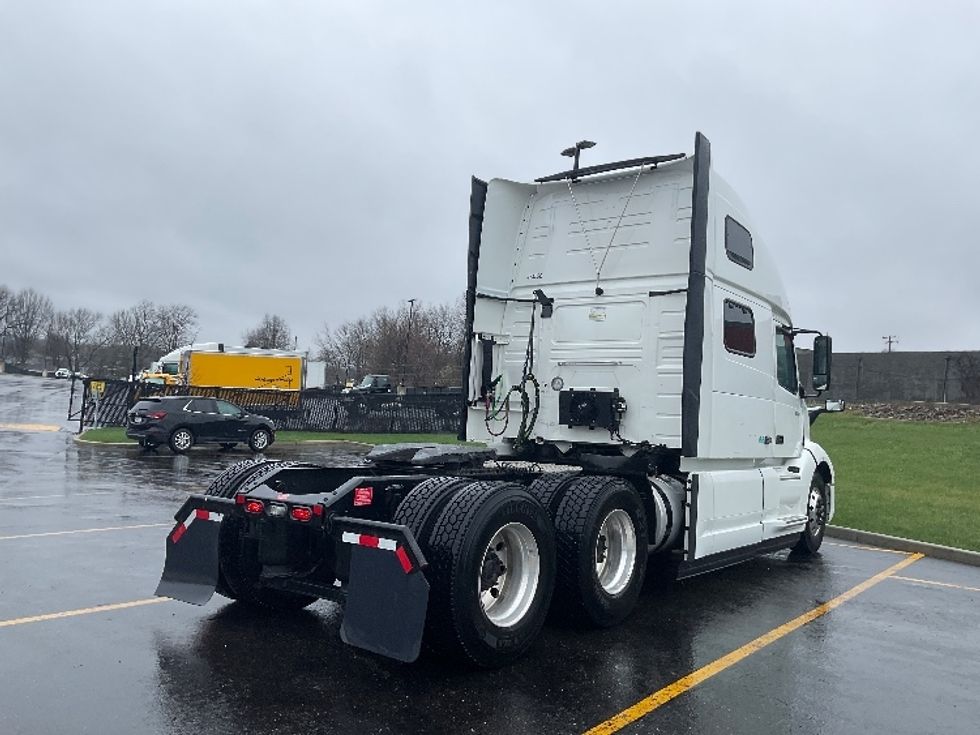 Sleeper Tractor-Heavy Duty Tractors-Volvo-2022-VNL64860-Akron-OH-498,163\n\t\tmiles-$ 75,250 - Image 7