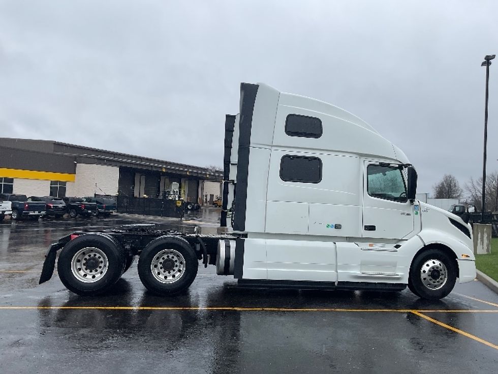 Sleeper Tractor-Heavy Duty Tractors-Volvo-2022-VNL64860-Akron-OH-498,163\n\t\tmiles-$ 75,250 - Image 8