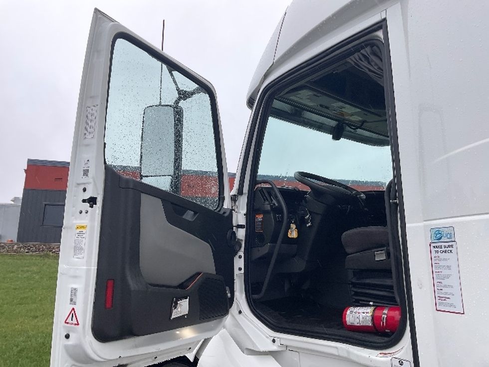 Sleeper Tractor-Heavy Duty Tractors-Volvo-2022-VNL64860-Akron-OH-498,163\n\t\tmiles-$ 75,250 - Image 9