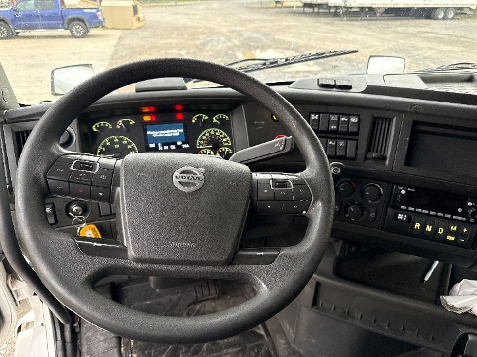 Sleeper Tractor-Heavy Duty Tractors-Volvo-2022-VNL64860-Akron-OH-501,272\n\t\tmiles-$ 85,250 - Image 10