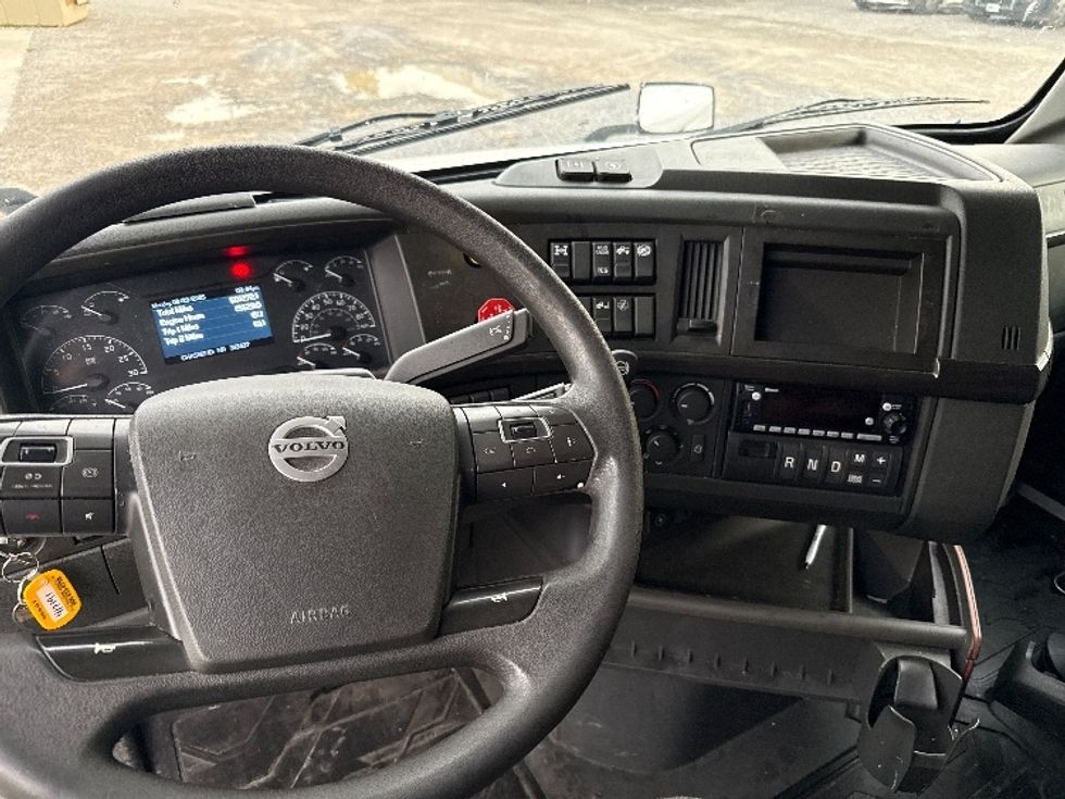 Sleeper Tractor-Heavy Duty Tractors-Volvo-2022-VNL64860-Akron-OH-501,272\n\t\tmiles-$ 85,250 - Image 11