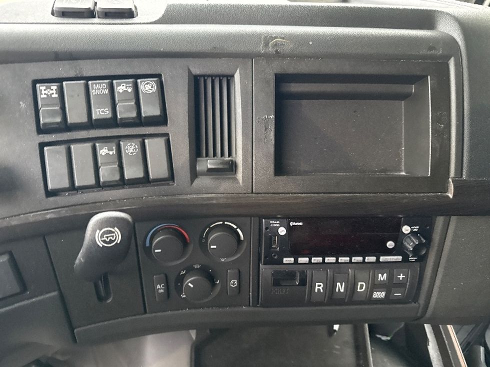 Sleeper Tractor-Heavy Duty Tractors-Volvo-2022-VNL64860-Akron-OH-501,272\n\t\tmiles-$ 85,250 - Image 12