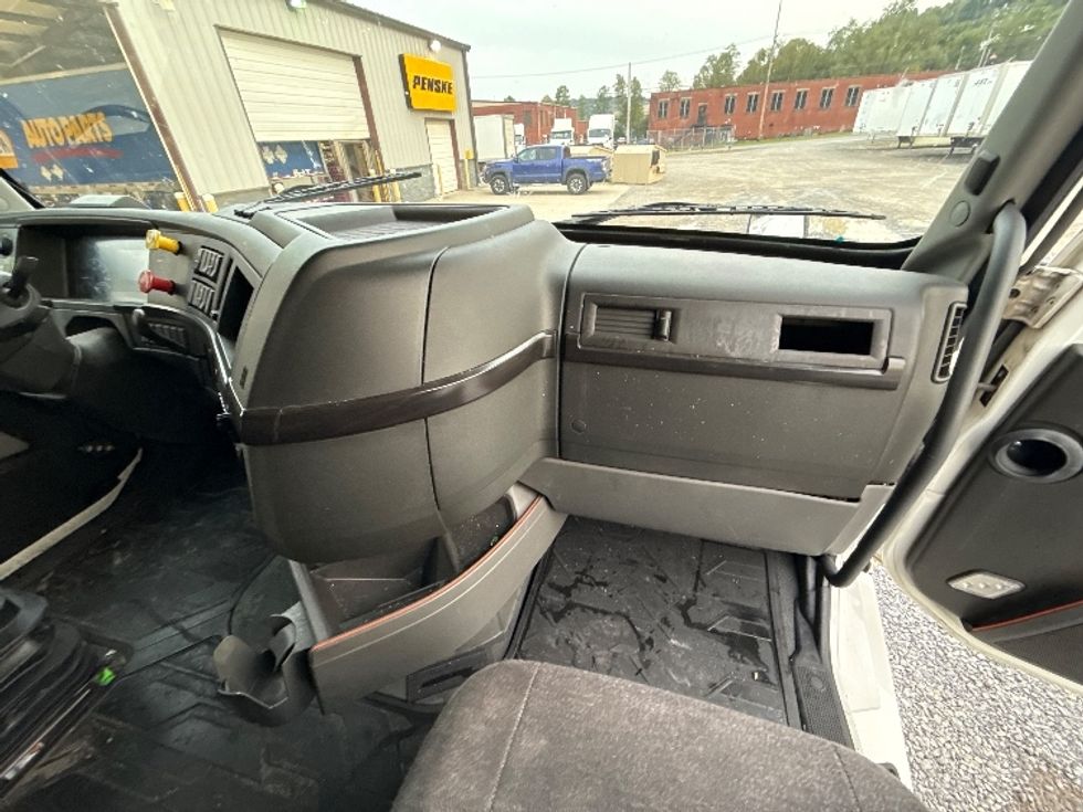 Sleeper Tractor-Heavy Duty Tractors-Volvo-2022-VNL64860-Akron-OH-501,272\n\t\tmiles-$ 85,250 - Image 14