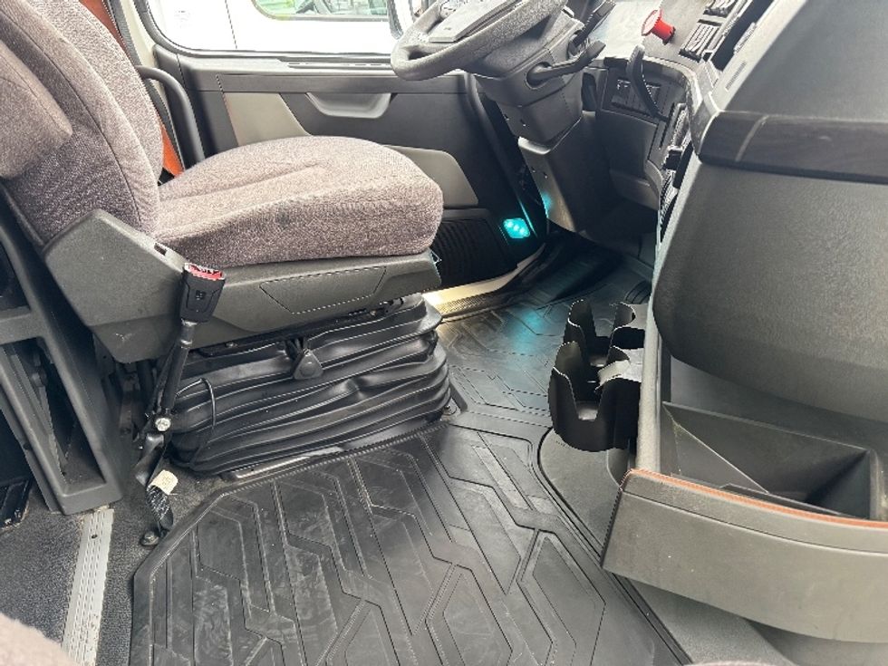 Sleeper Tractor-Heavy Duty Tractors-Volvo-2022-VNL64860-Akron-OH-501,272\n\t\tmiles-$ 85,250 - Image 15