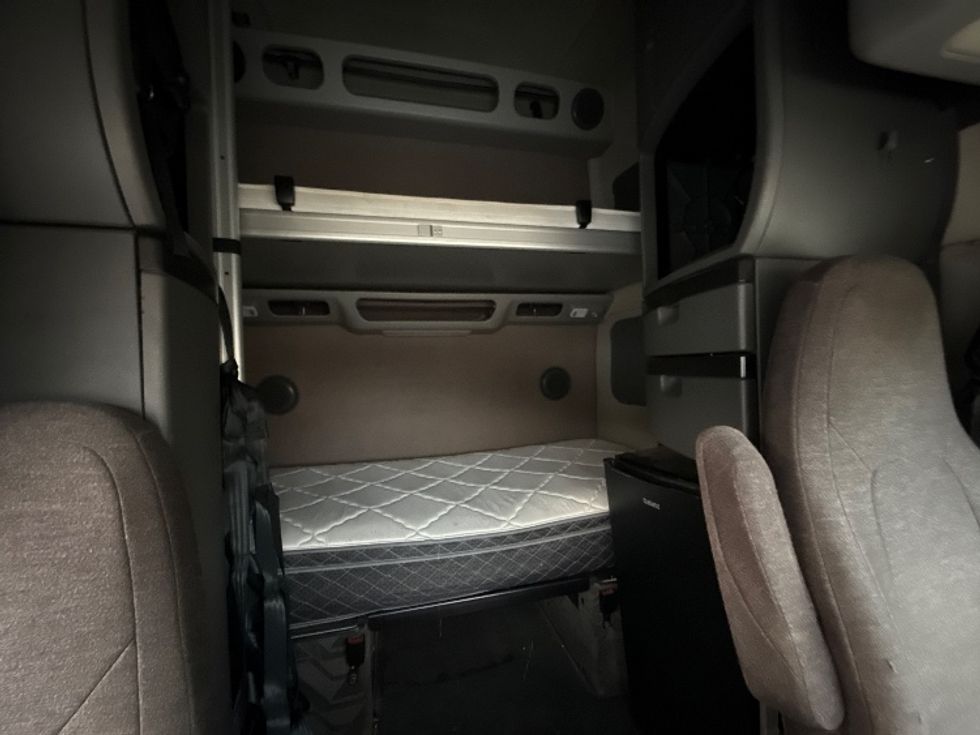 Sleeper Tractor-Heavy Duty Tractors-Volvo-2022-VNL64860-Akron-OH-501,272\n\t\tmiles-$ 85,250 - Image 16