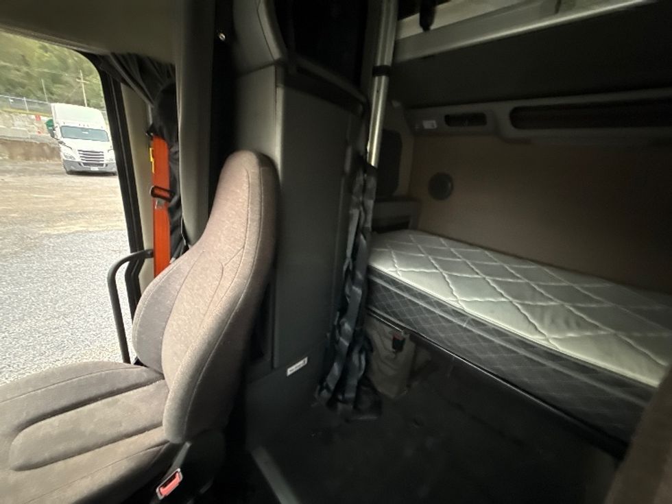 Sleeper Tractor-Heavy Duty Tractors-Volvo-2022-VNL64860-Akron-OH-501,272\n\t\tmiles-$ 85,250 - Image 19