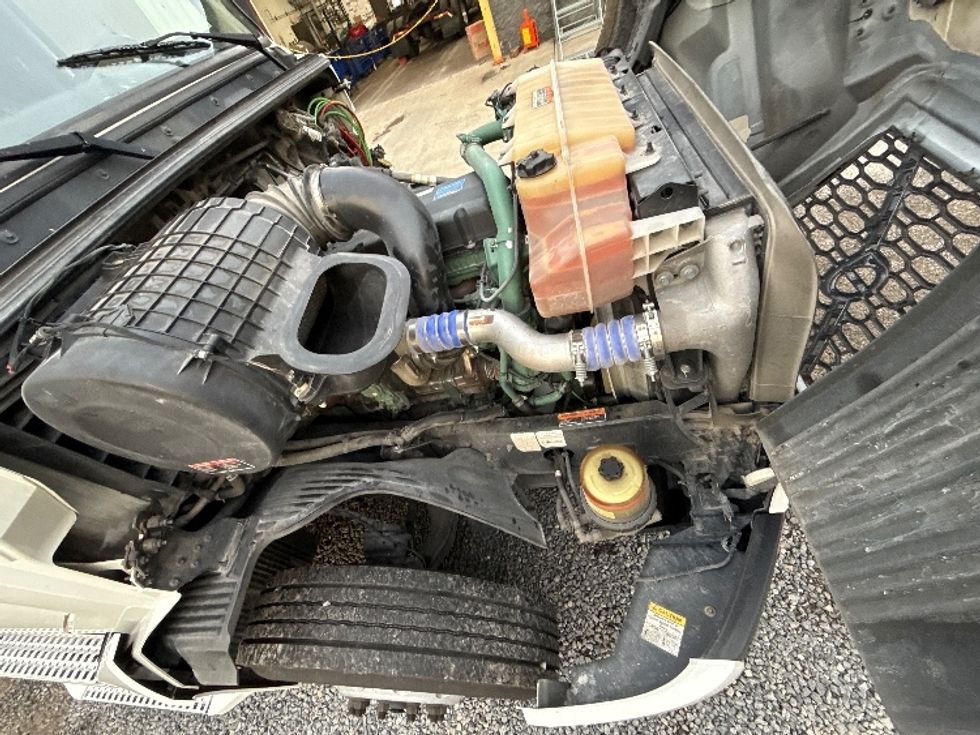 Sleeper Tractor-Heavy Duty Tractors-Volvo-2022-VNL64860-Akron-OH-501,272\n\t\tmiles-$ 85,250 - Image 20