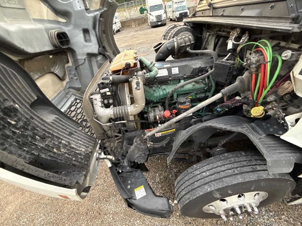 Sleeper Tractor-Heavy Duty Tractors-Volvo-2022-VNL64860-Akron-OH-501,272\n\t\tmiles-$ 85,250 - Image 21