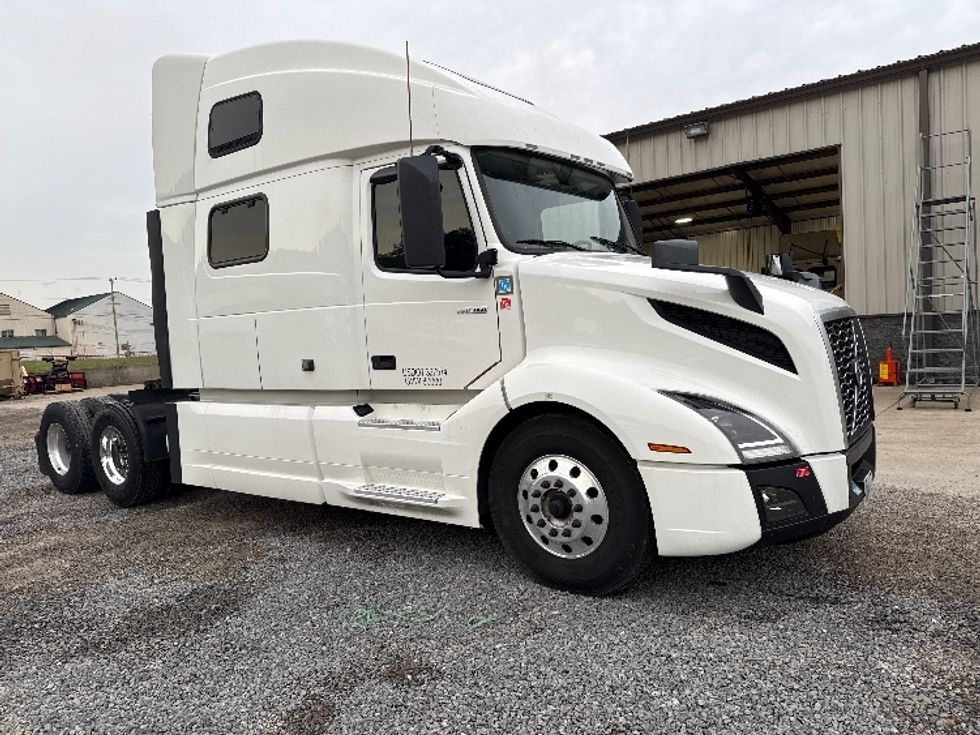 Sleeper Tractor-Heavy Duty Tractors-Volvo-2022-VNL64860-Akron-OH-501,272\n\t\tmiles-$ 85,250 - Image 3