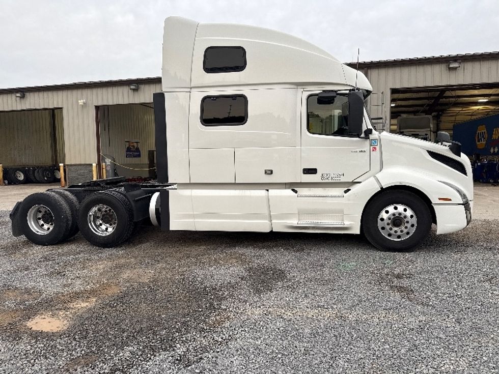Sleeper Tractor-Heavy Duty Tractors-Volvo-2022-VNL64860-Akron-OH-501,272\n\t\tmiles-$ 85,250 - Image 4