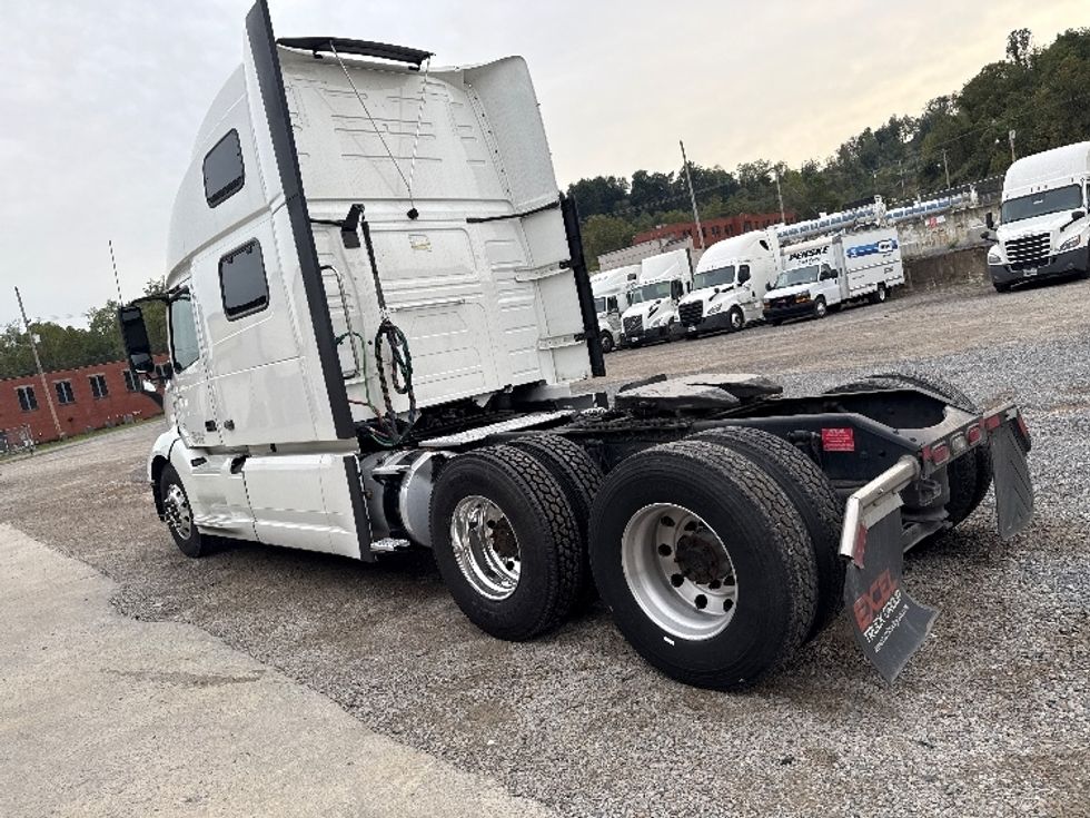 Sleeper Tractor-Heavy Duty Tractors-Volvo-2022-VNL64860-Akron-OH-501,272\n\t\tmiles-$ 85,250 - Image 5