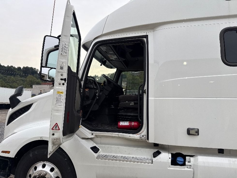 Sleeper Tractor-Heavy Duty Tractors-Volvo-2022-VNL64860-Akron-OH-501,272\n\t\tmiles-$ 85,250 - Image 9