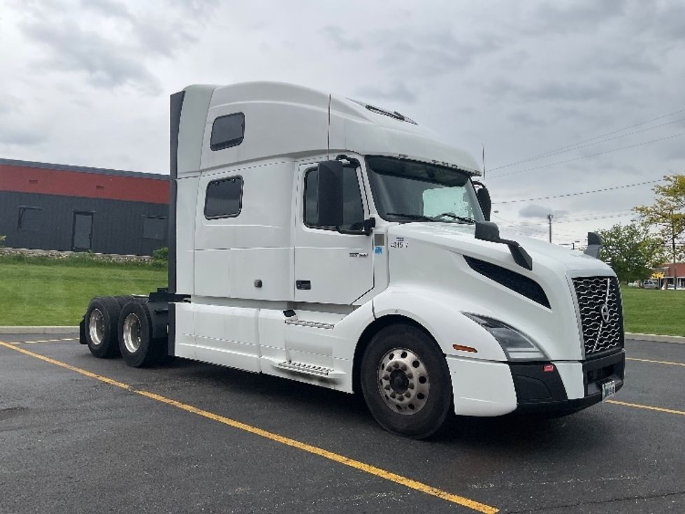 Sleeper Tractor-Heavy Duty Tractors-Volvo-2022-VNL64860-Akron-OH-539,792\n\t\tmiles-$ 75,000 - Image 1
