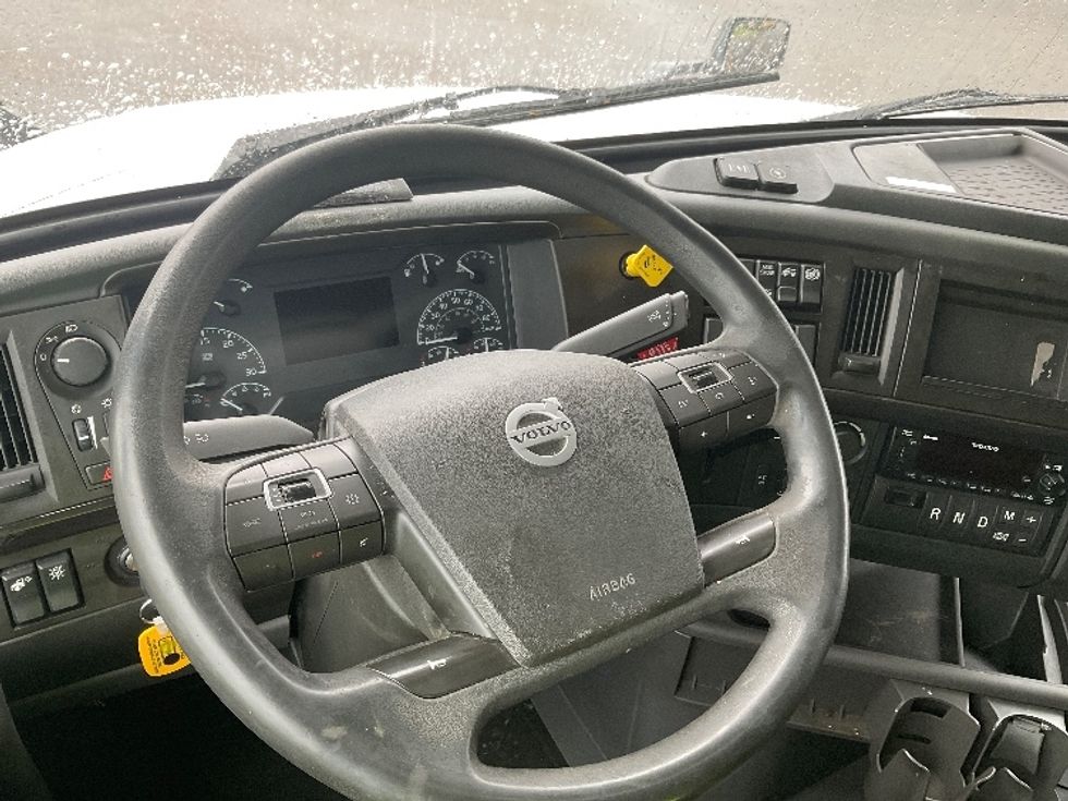 Sleeper Tractor-Heavy Duty Tractors-Volvo-2022-VNL64860-Akron-OH-539,792\n\t\tmiles-$ 75,000 - Image 11