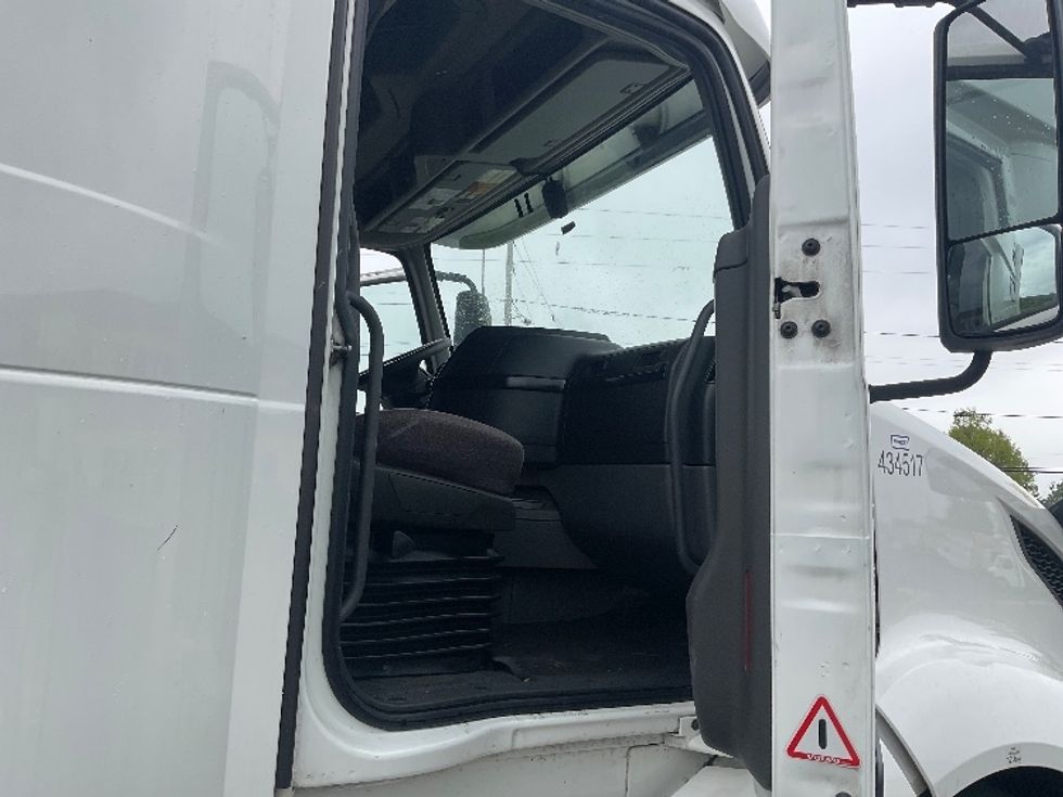 Sleeper Tractor-Heavy Duty Tractors-Volvo-2022-VNL64860-Akron-OH-539,792\n\t\tmiles-$ 75,000 - Image 13