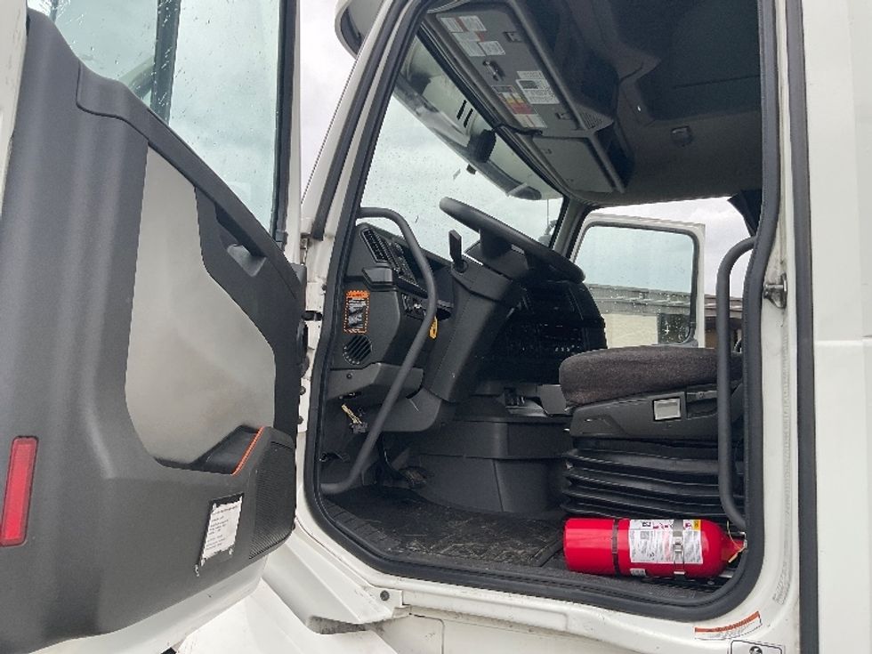 Sleeper Tractor-Heavy Duty Tractors-Volvo-2022-VNL64860-Akron-OH-539,792\n\t\tmiles-$ 75,000 - Image 9