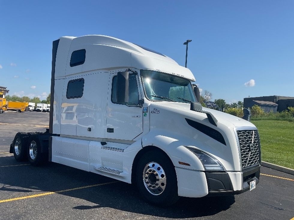 Sleeper Tractor-Heavy Duty Tractors-Volvo-2022-VNL64860-Akron-OH-557,924\n\t\tmiles-$ 73,250 - Image 1