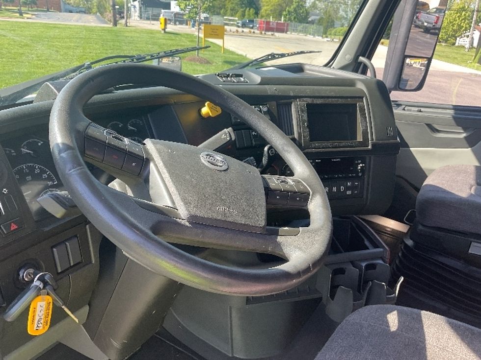 Sleeper Tractor-Heavy Duty Tractors-Volvo-2022-VNL64860-Akron-OH-557,924\n\t\tmiles-$ 73,250 - Image 10