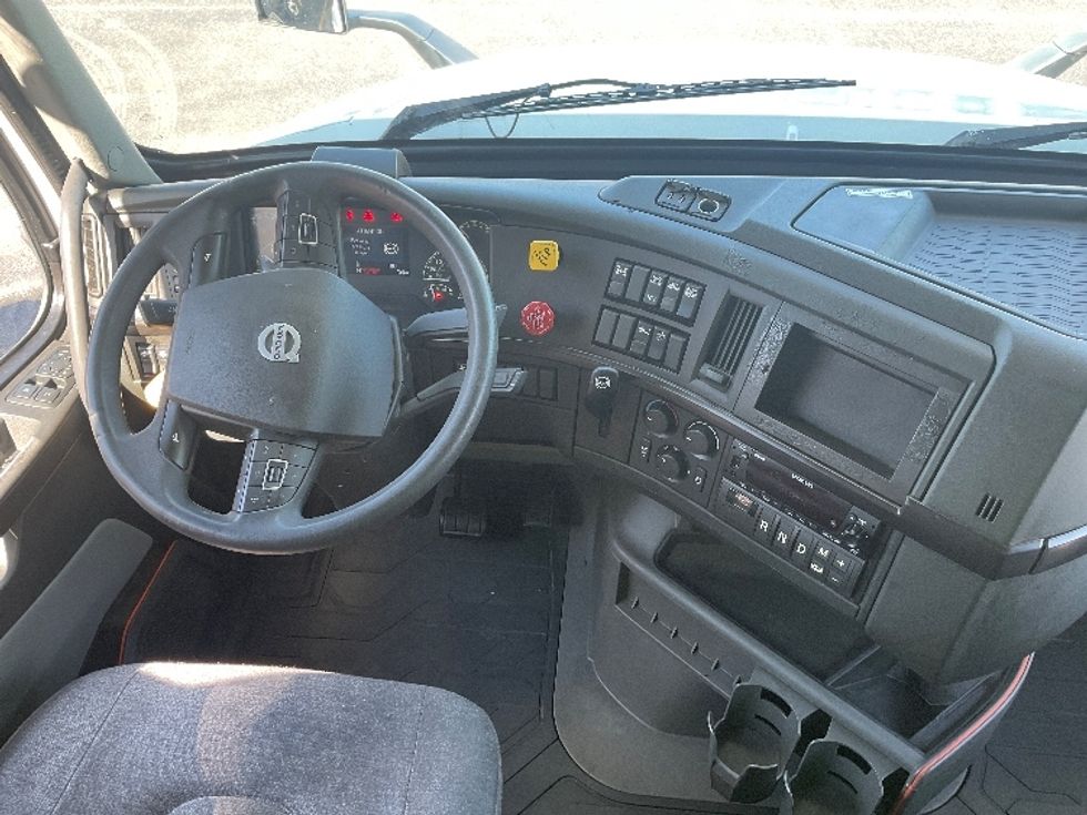Sleeper Tractor-Heavy Duty Tractors-Volvo-2022-VNL64860-Akron-OH-557,924\n\t\tmiles-$ 73,250 - Image 11