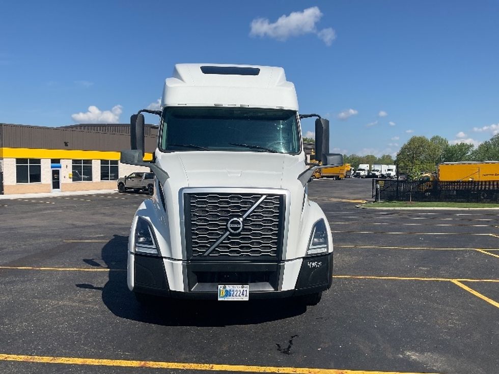 Sleeper Tractor-Heavy Duty Tractors-Volvo-2022-VNL64860-Akron-OH-557,924\n\t\tmiles-$ 73,250 - Image 2