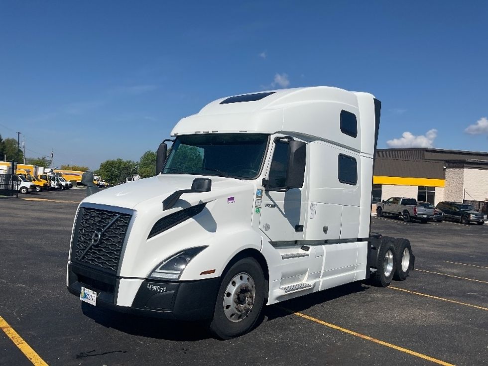 Sleeper Tractor-Heavy Duty Tractors-Volvo-2022-VNL64860-Akron-OH-557,924\n\t\tmiles-$ 73,250 - Image 3