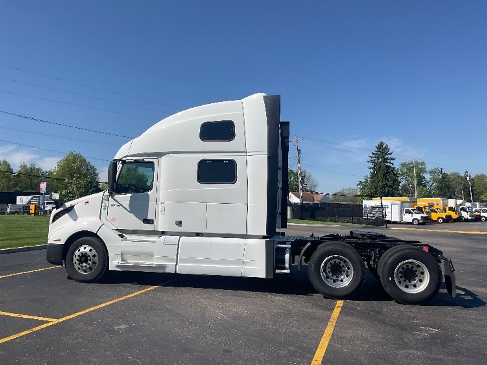 Sleeper Tractor-Heavy Duty Tractors-Volvo-2022-VNL64860-Akron-OH-557,924\n\t\tmiles-$ 73,250 - Image 4