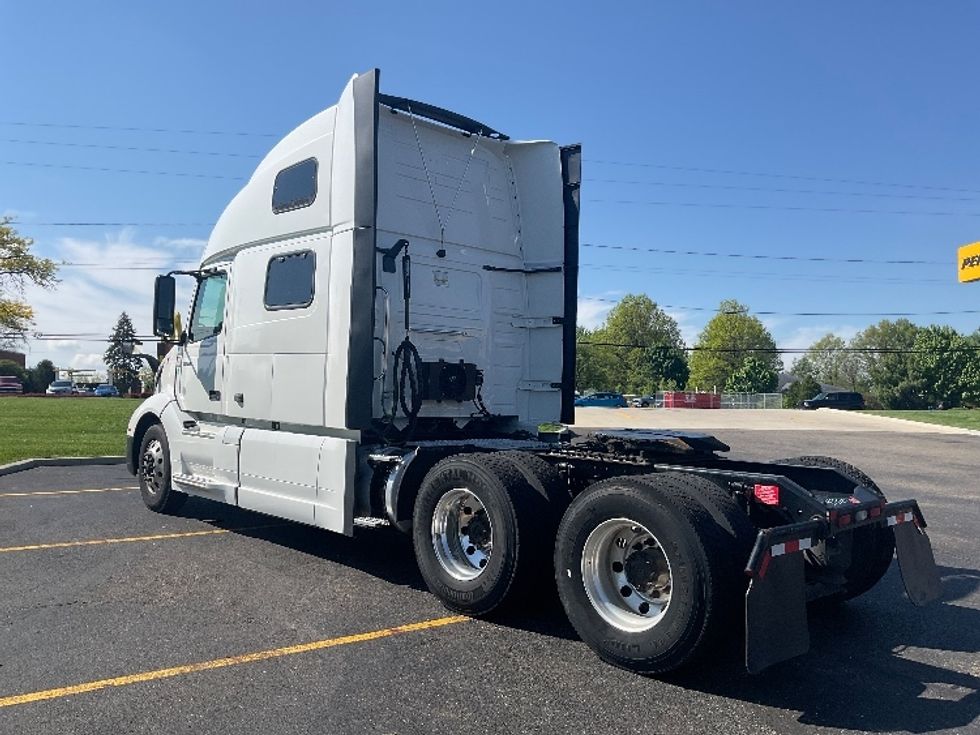 Sleeper Tractor-Heavy Duty Tractors-Volvo-2022-VNL64860-Akron-OH-557,924\n\t\tmiles-$ 73,250 - Image 5