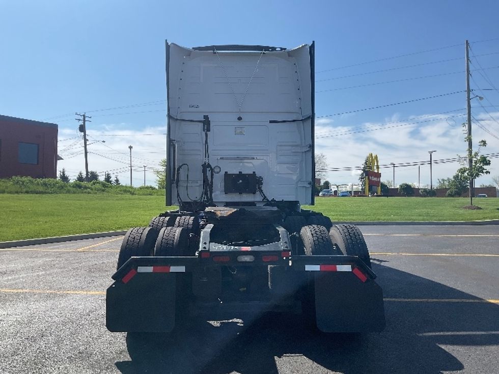 Sleeper Tractor-Heavy Duty Tractors-Volvo-2022-VNL64860-Akron-OH-557,924\n\t\tmiles-$ 73,250 - Image 6