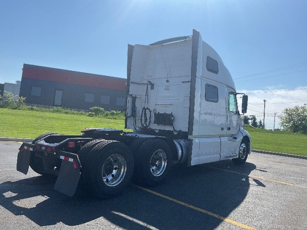 Sleeper Tractor-Heavy Duty Tractors-Volvo-2022-VNL64860-Akron-OH-557,924\n\t\tmiles-$ 73,250 - Image 7
