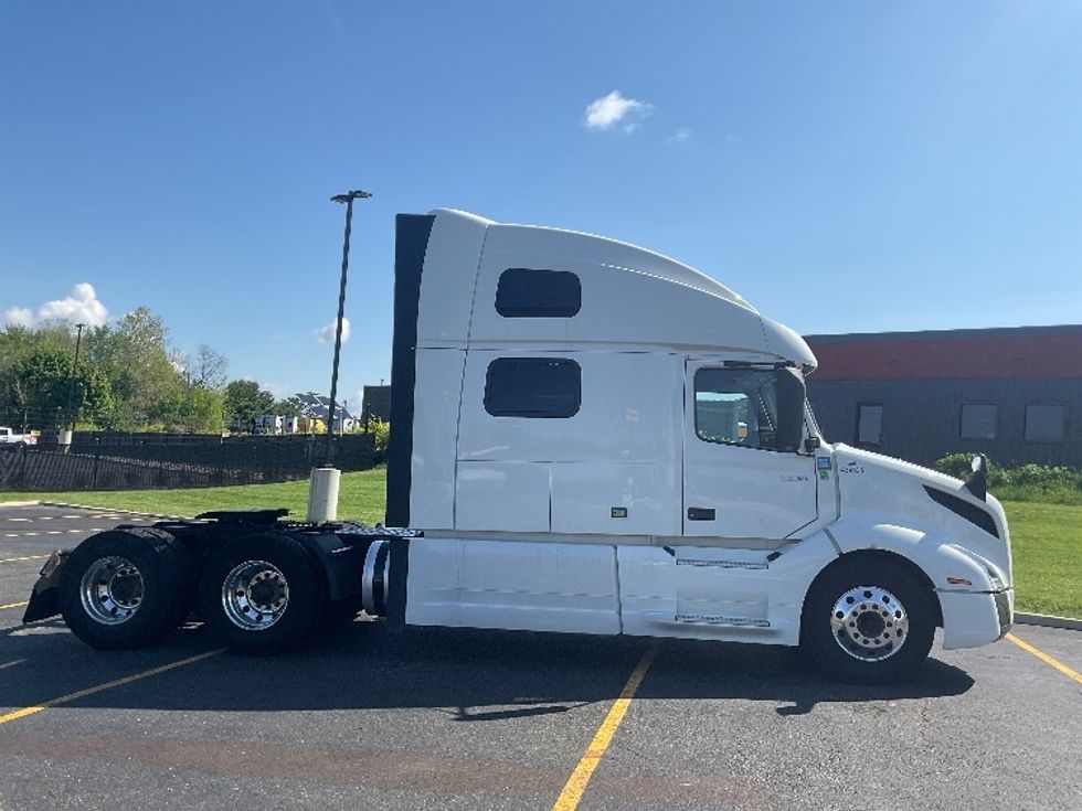 Sleeper Tractor-Heavy Duty Tractors-Volvo-2022-VNL64860-Akron-OH-557,924\n\t\tmiles-$ 73,250 - Image 8