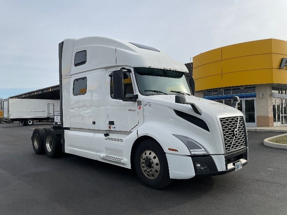 Sleeper Tractor-Heavy Duty Tractors-Volvo-2022-VNL64860-Akron-OH-581,103\n\t\tmiles-$ 74,250 - Image 1