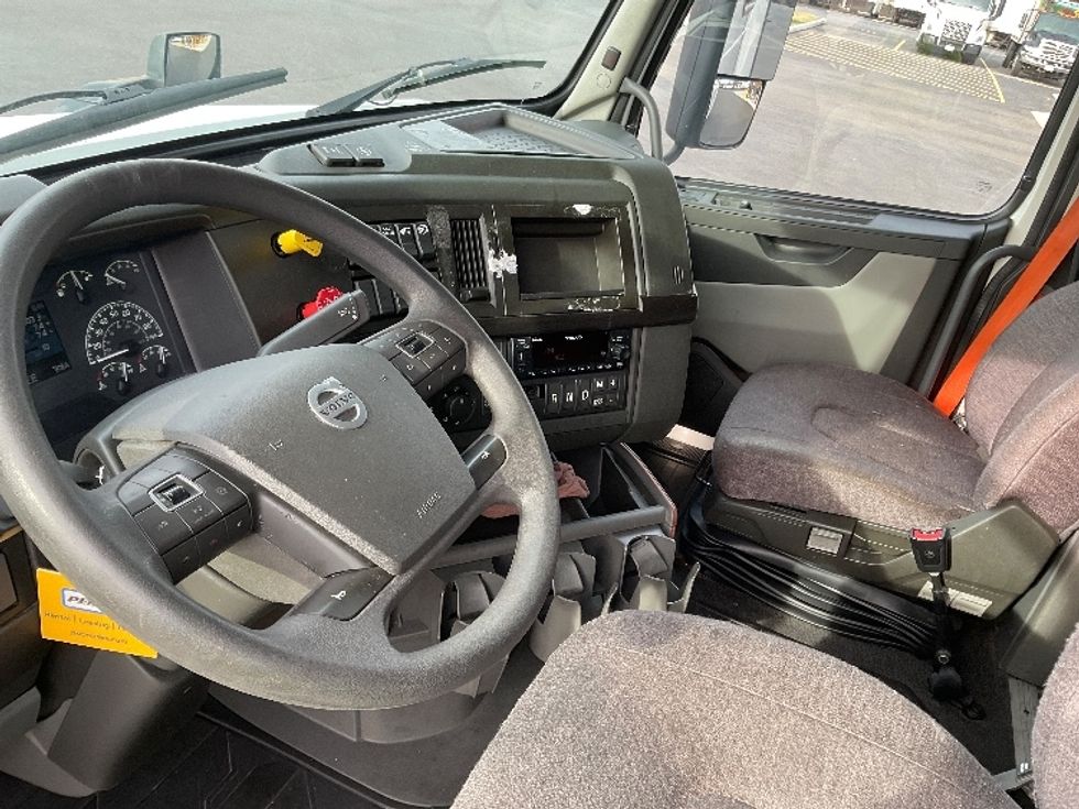 Sleeper Tractor-Heavy Duty Tractors-Volvo-2022-VNL64860-Akron-OH-581,103\n\t\tmiles-$ 74,250 - Image 10