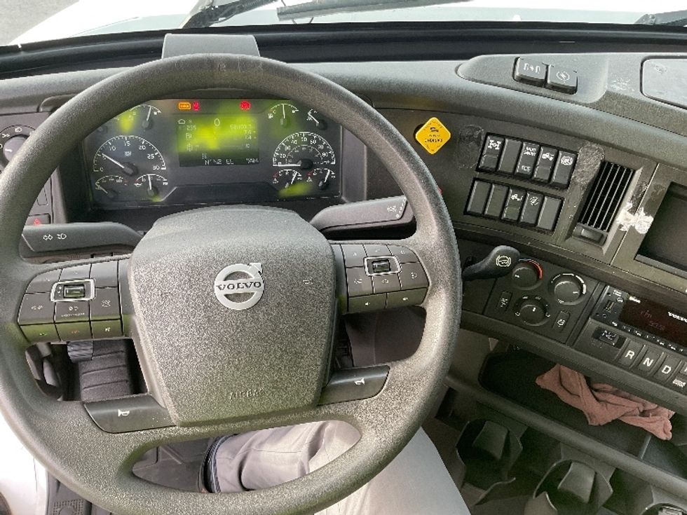 Sleeper Tractor-Heavy Duty Tractors-Volvo-2022-VNL64860-Akron-OH-581,103\n\t\tmiles-$ 74,250 - Image 11