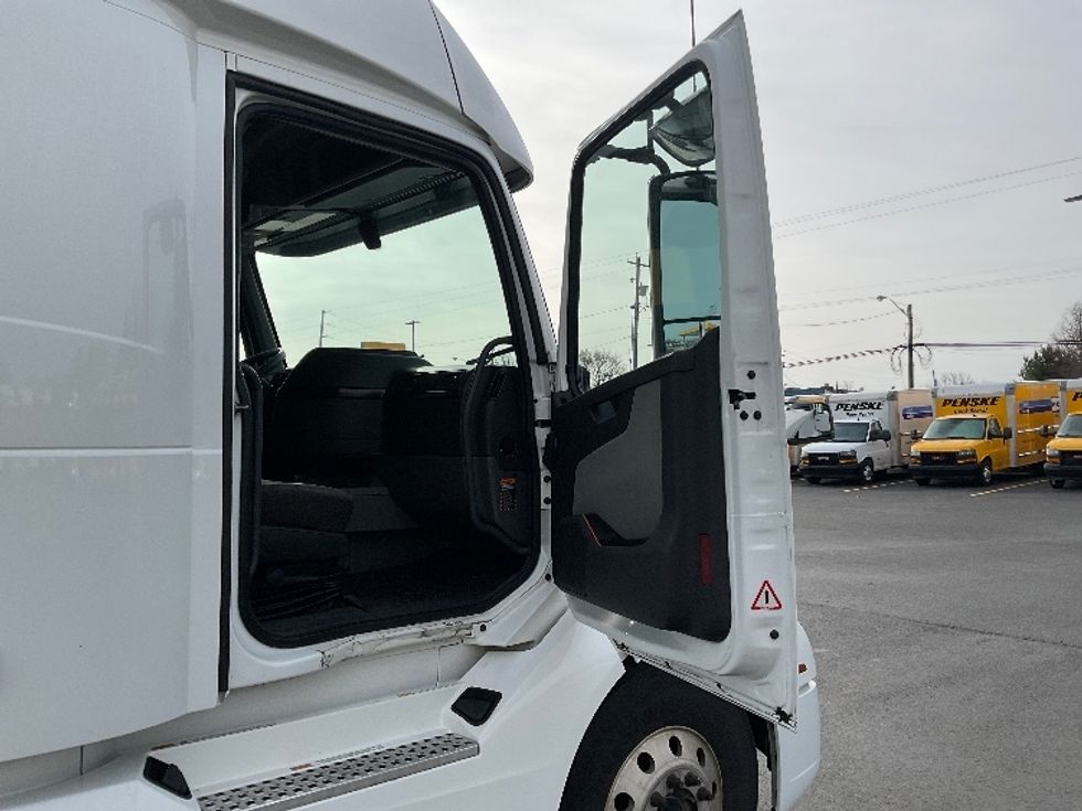 Sleeper Tractor-Heavy Duty Tractors-Volvo-2022-VNL64860-Akron-OH-581,103\n\t\tmiles-$ 74,250 - Image 13