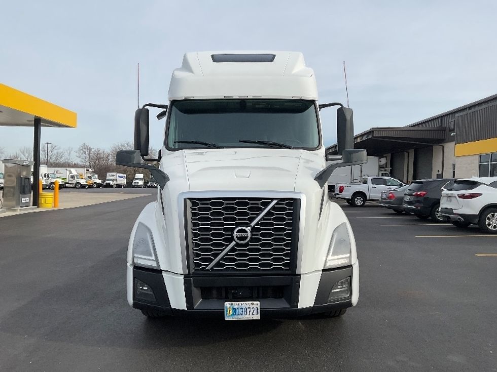 Sleeper Tractor-Heavy Duty Tractors-Volvo-2022-VNL64860-Akron-OH-581,103\n\t\tmiles-$ 74,250 - Image 2